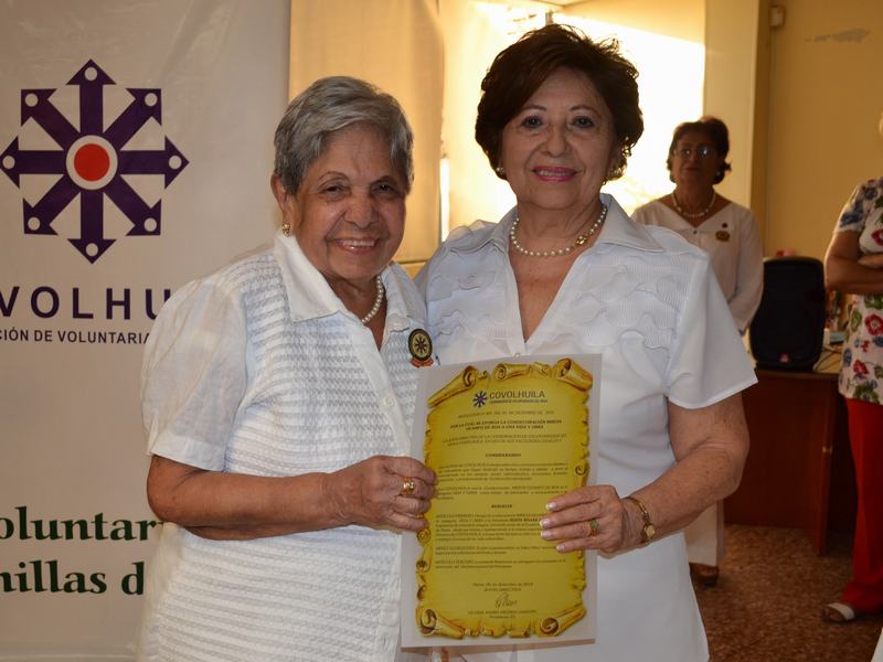 Sofía Rojas de Díaz recibiendo la condecoración de parte de la voluntaria Mercedes Zambrano